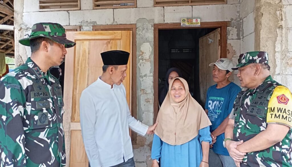 Momen Haru Jenderal, Dandim, dan Wabup Bogor Serahkan Rumah Layak Huni TMMD ke 128