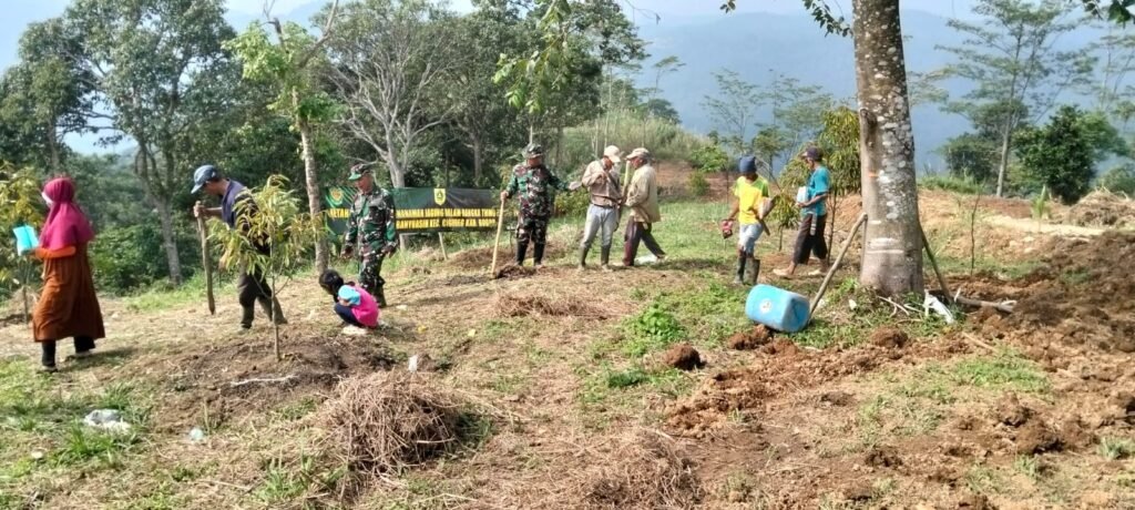Perkuat Ketahanan Pangan Nasional, Satgas TMMD ke-128 Kodim 0621/Kab. Bogor Gelar Penanaman Jagung dan Pohon Keras di Desa Banyuasih