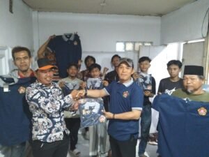 Heri Setiawan Sekjen Kartar Berikan Seragam Secara Simbolis Untuk Jajaran Karang Taruna Kelurahan Sepatan